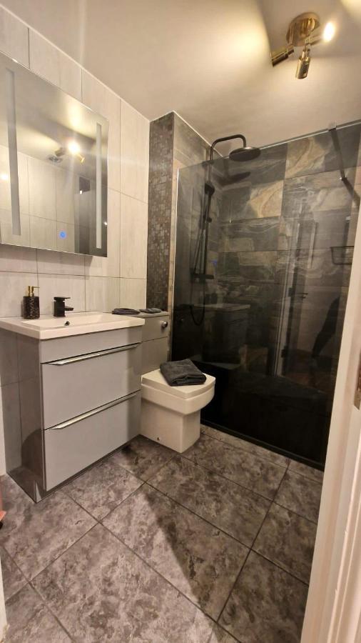Two Bed Apartment With Balcony Slough,Windsor,Legoland Zewnętrze zdjęcie