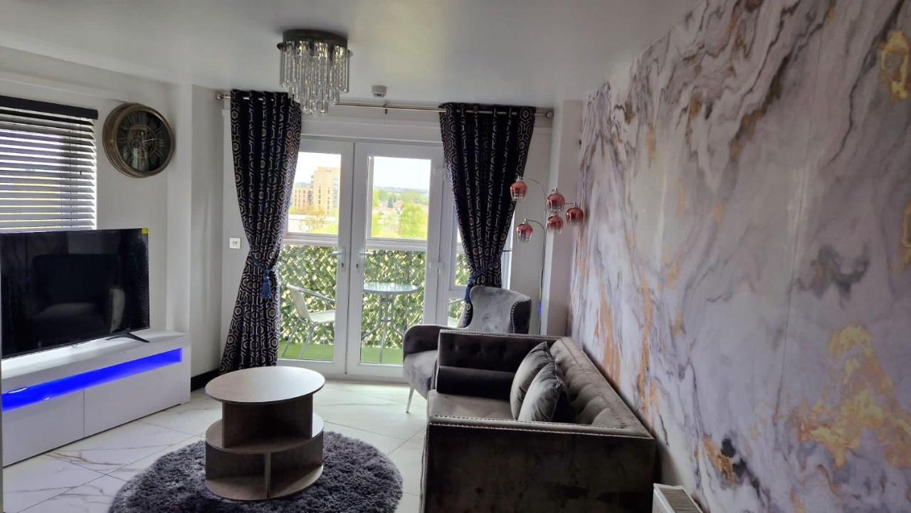 Two Bed Apartment With Balcony Slough,Windsor,Legoland Zewnętrze zdjęcie