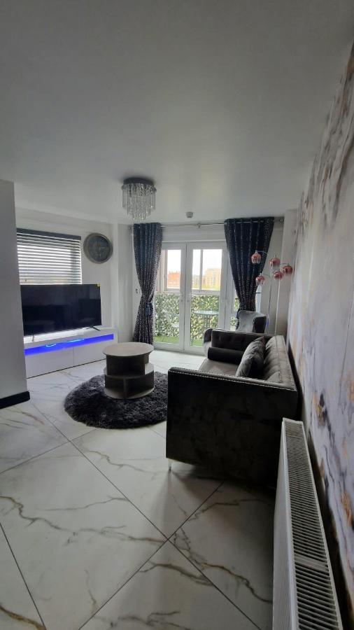 Two Bed Apartment With Balcony Slough,Windsor,Legoland Zewnętrze zdjęcie