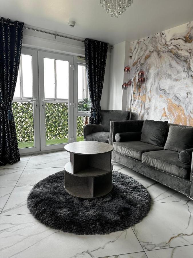 Two Bed Apartment With Balcony Slough,Windsor,Legoland Zewnętrze zdjęcie